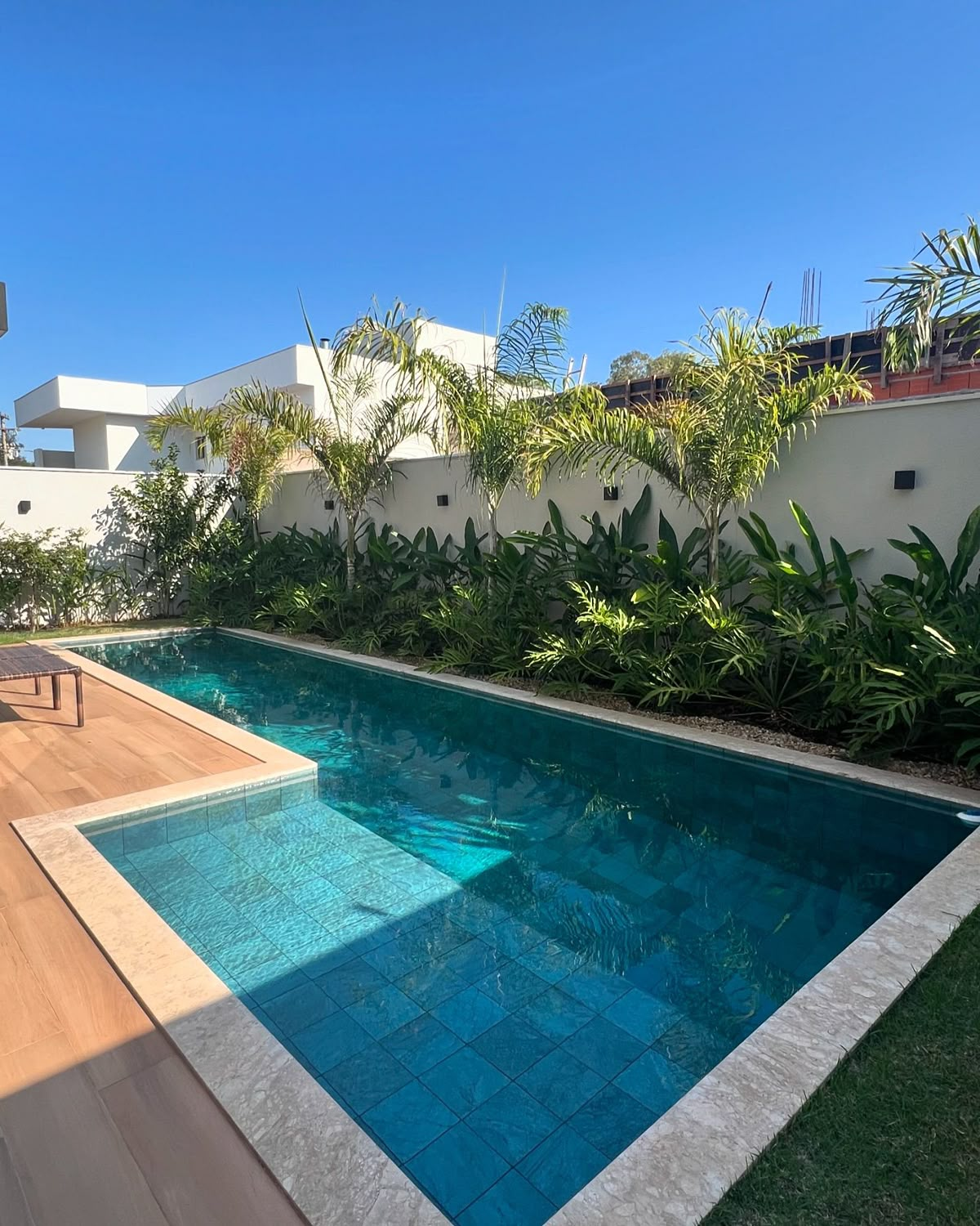 Piscina cristalina após tratamento