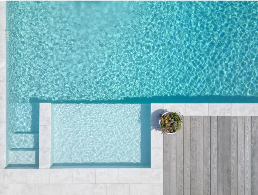 Vista superior de piscina em ambiente residencial moderno